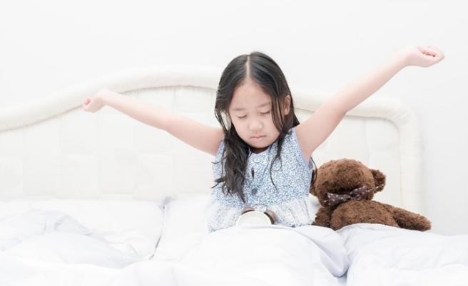 怎样解决小孩闹钟响的问题,闹钟响了继续睡的孩子