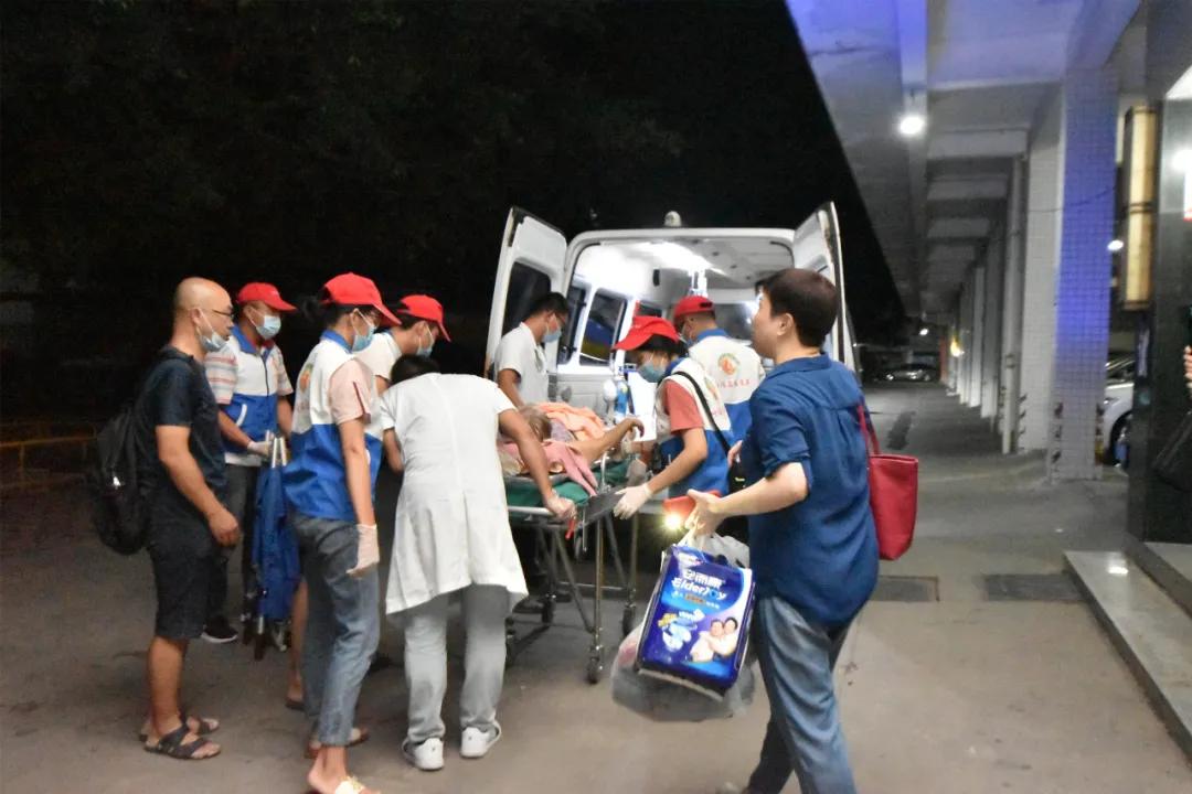 深更半夜铃声喊呼援瘫痪老人发烧得下楼