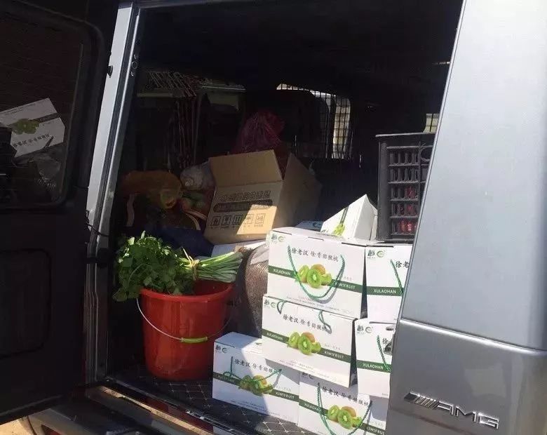 回家过年返程时的后备箱,离家时后备箱装满父母的爱