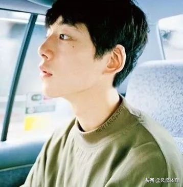 颜值高大长腿还会穿,谁高中没有暗恋过这样一个体育生?