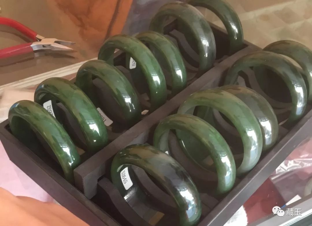 碧玉翠绿和菠菜绿的区别,碧玉菠菜绿是很暗的绿吗