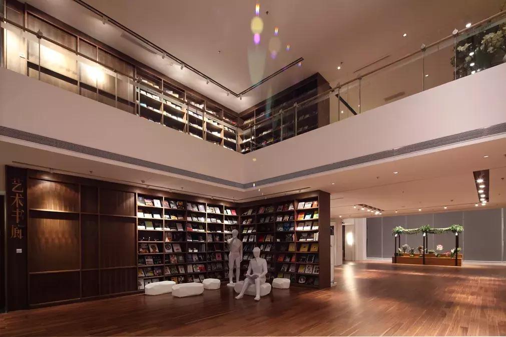 北有阿那亚社群，南有册之丘社群，后者60%研究生以上学历