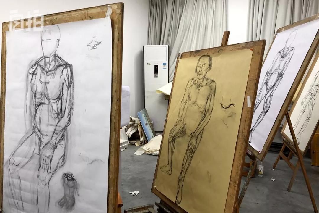 91岁裸模入行9年，儿女直骂：“不要脸！死了也不会给你收尸！”