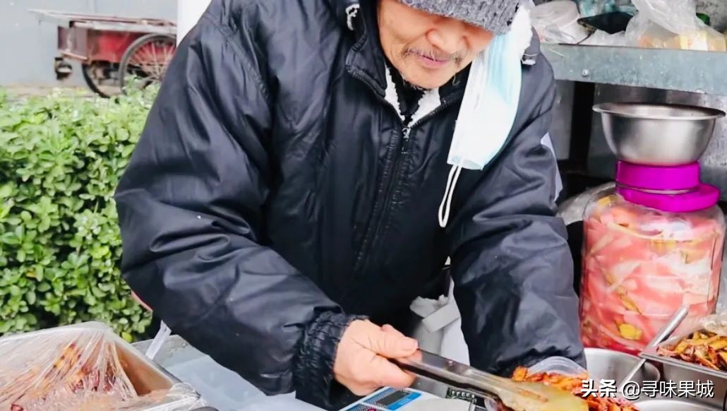70岁大叔卖自创小吃40年,70岁老人在街边卖美食