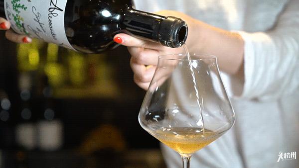 自从走进杭州这家酒吧，我就彻底入了新生代网红“自然酒”的坑