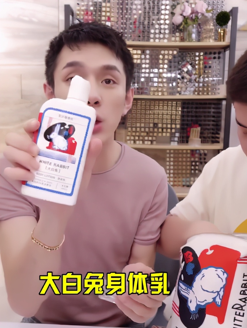 屈臣氏“万能级”的身体乳，李佳琦：干燥黑色素都没了