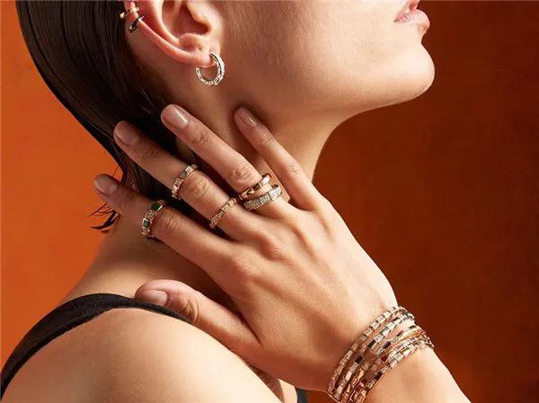 现在的女生喜欢戴玉佩还是项链,现在女孩子都流行戴什么项链