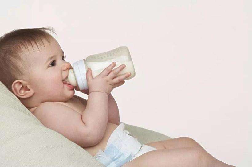 宝宝哭闹，蹬腿，脸通红？孩子发生肠胀气了，教你7招来应对