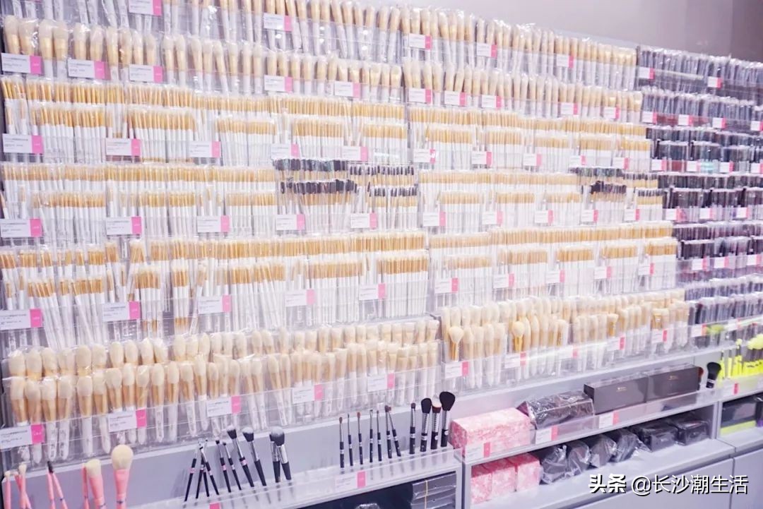 超强彩妆王国登陆长沙！带你一秒变身调色师