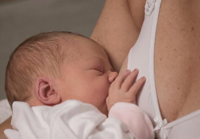 宝宝总是打嗝就吐奶怎么回事啊,宝宝总是打嗝反胃吐奶