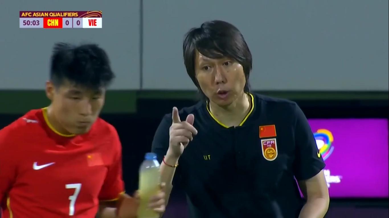 国足出征西亚27人名单：两边路缺人将成痛点，李铁对阵型还在纠结