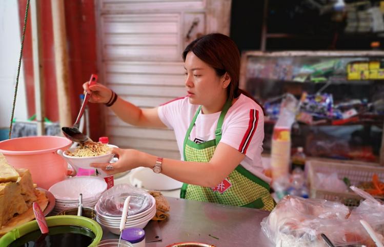 云南小坡凉面摊老板娘,云南正宗摆摊凉面