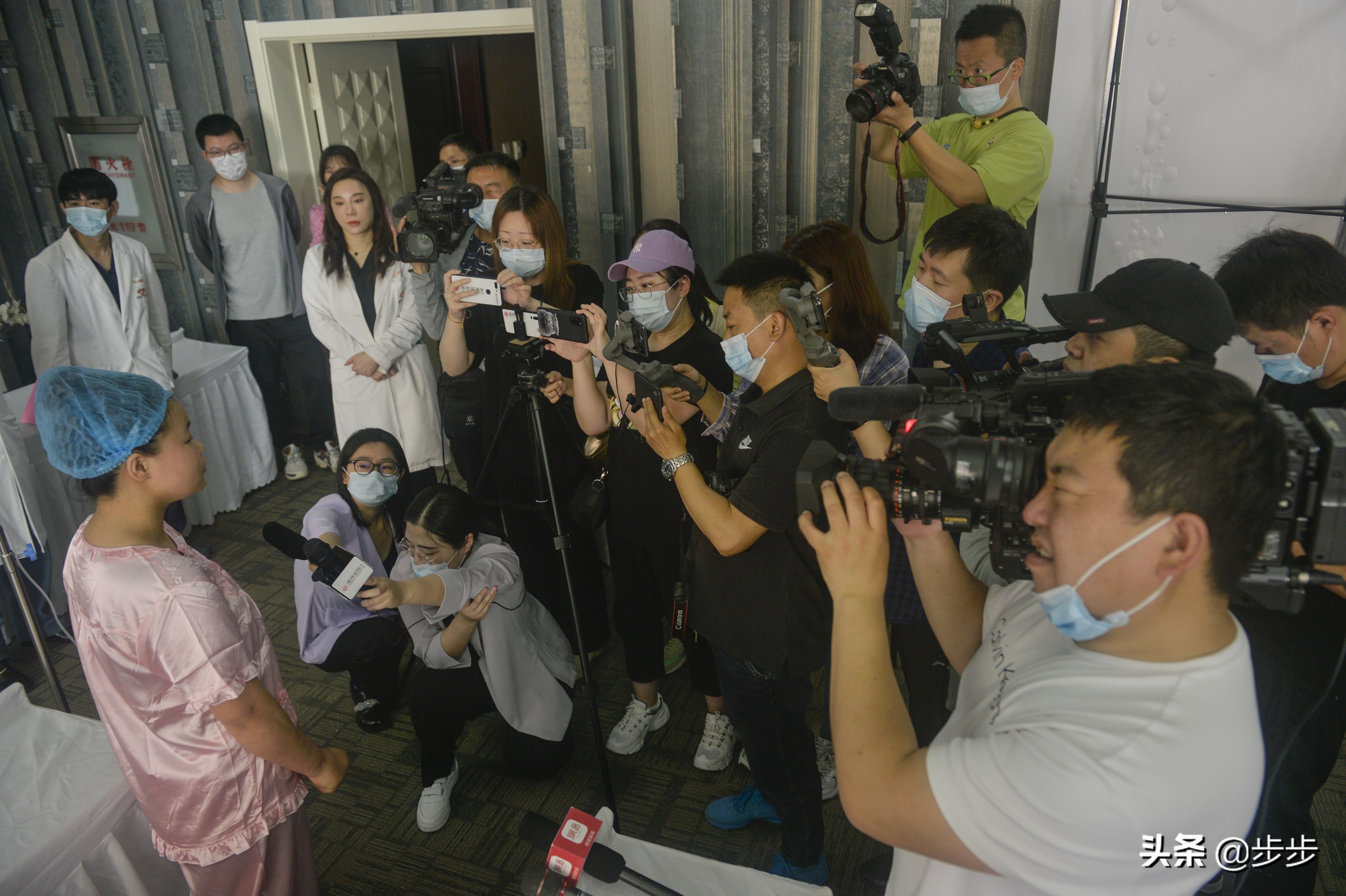 女孩因太丑出生被抛弃如今18岁“美”梦成真：用手术“改脸转运”