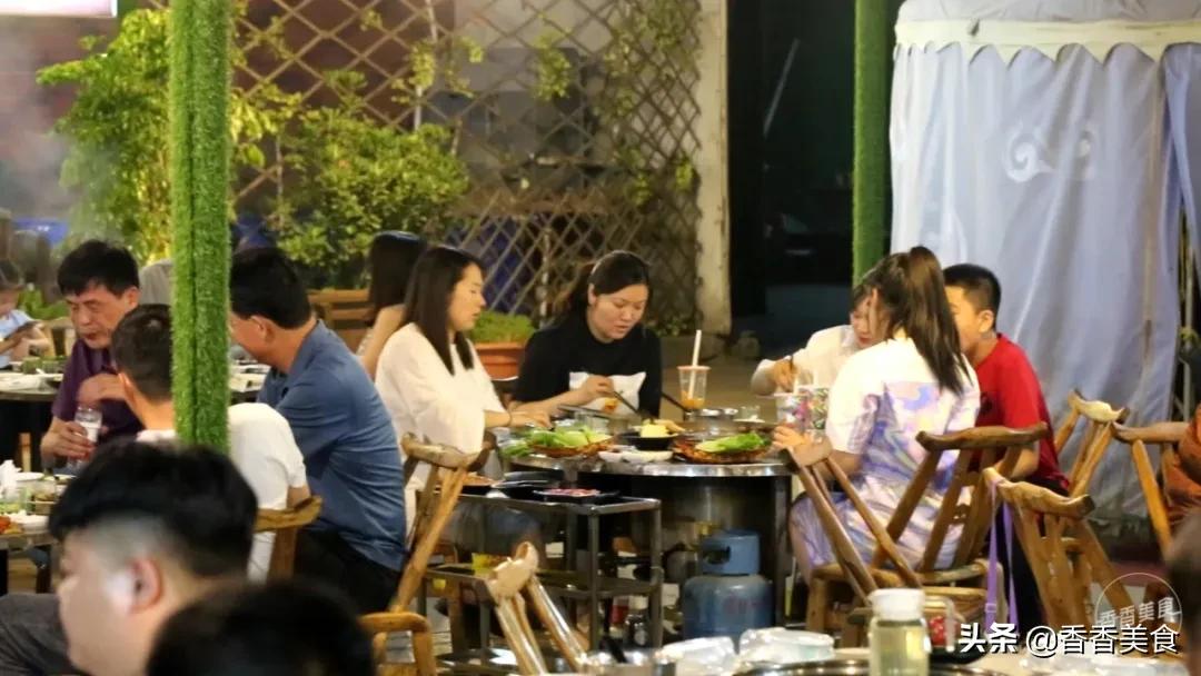 人山人海来吃肉，大哥小弟都说香