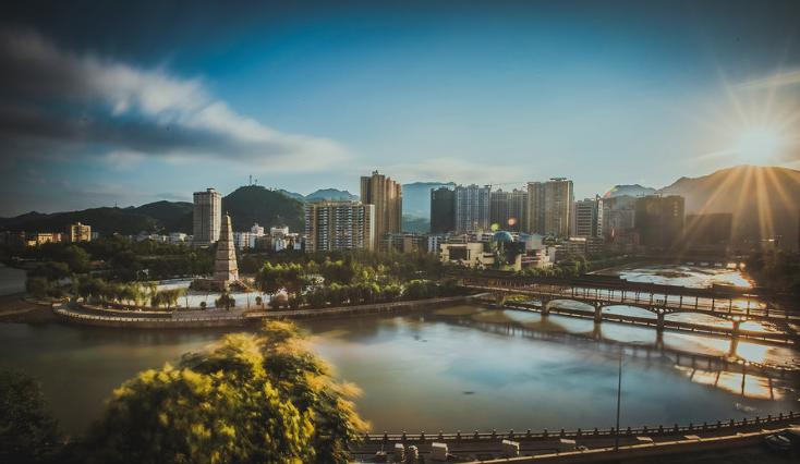 80岁老爷爷的眼睛,80年代的年轻人眼里全是光