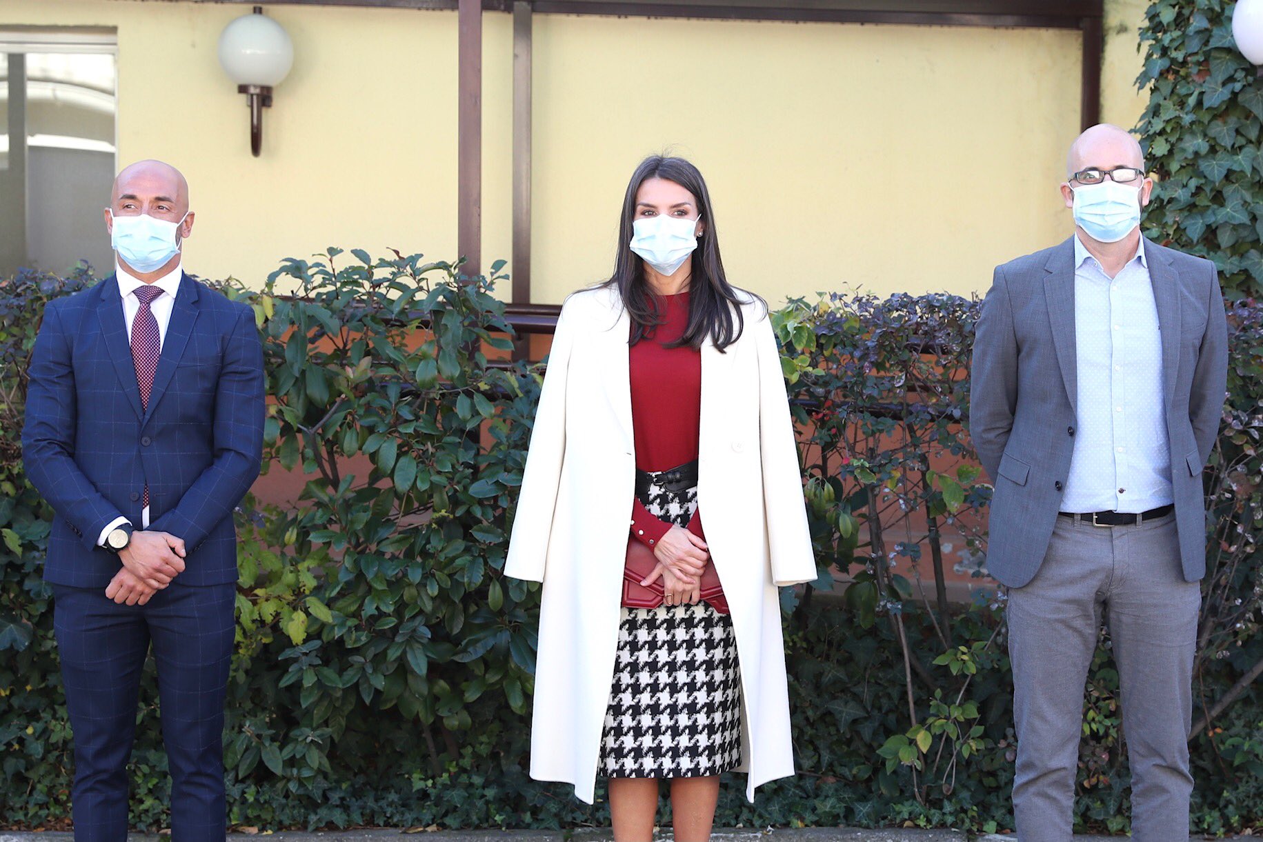 莱蒂齐亚王后黑色大衣图,莱蒂齐亚王后大衣搭配