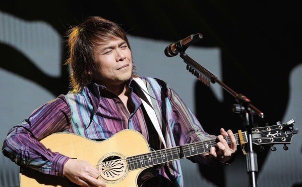 伍佰摔倒骨折完整版,伍佰演唱会情况