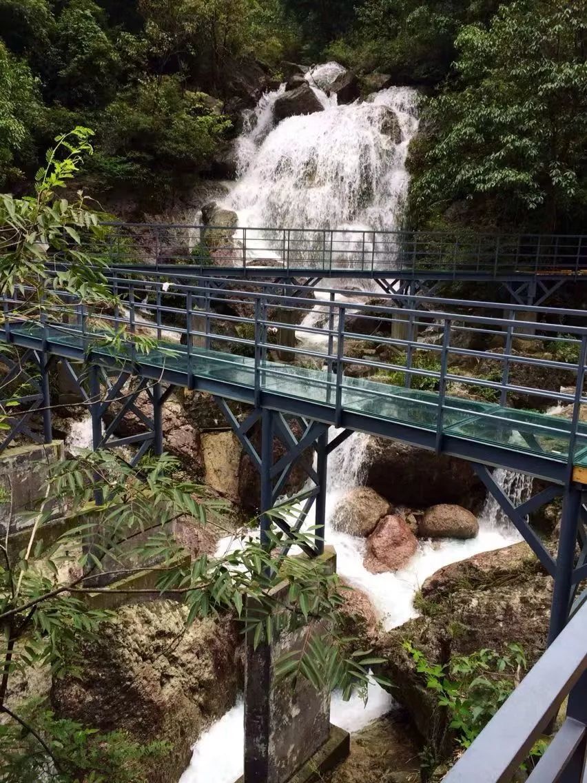 十大悬崖玻璃栈道景点,有瀑布有山还有玻璃栈道的景区