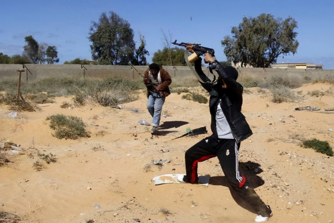 非洲大叔教你压枪！超过头顶的豪放射击，几万发*弹子**都打不死人