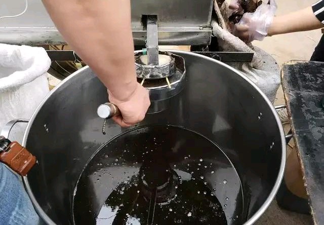 小区来了卖麻油的，老远就闻到香味，原来猫腻在机器里，还好没买