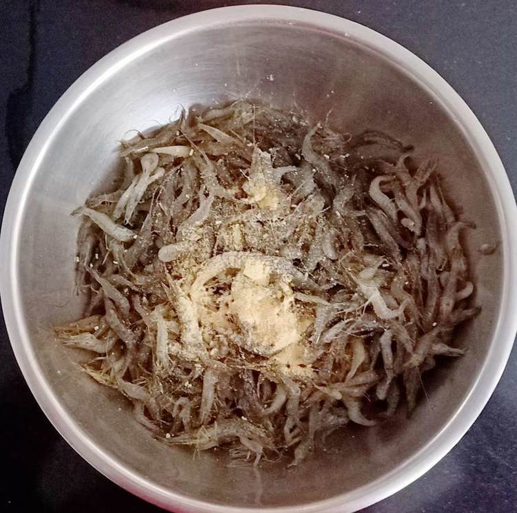 炸河虾挂糊炸还是挂淀粉炸,干锅小河虾怎么炸又酥又脆