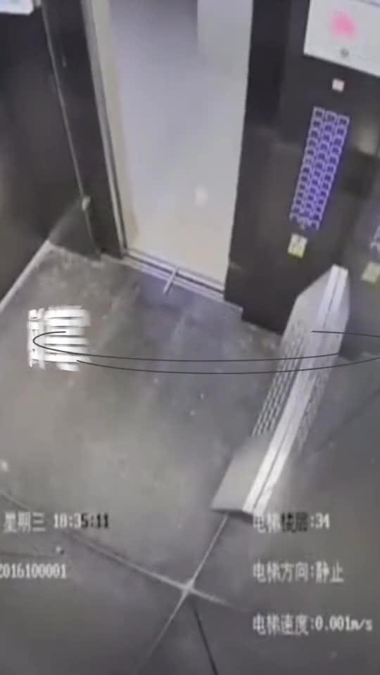 女子遭男子尾随电梯霸气警告,女子被陌生男子尾随进电梯