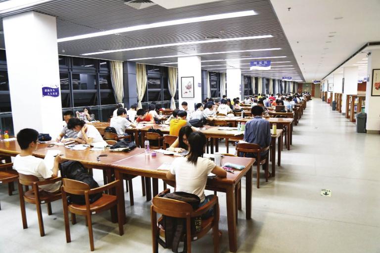 大学生没钱了就会联系父母了,大学生开学后家长的心里难受感受