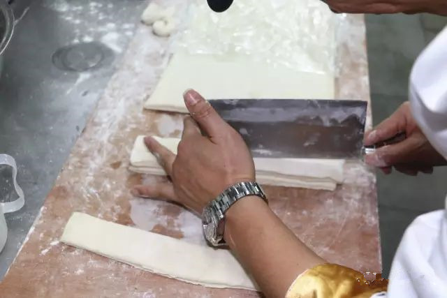 早餐面食技术培训油条配方,早餐店油条做法和配方的全过程