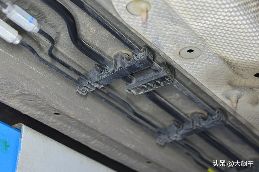拆开底盘一目了然,老款法系车底盘解析