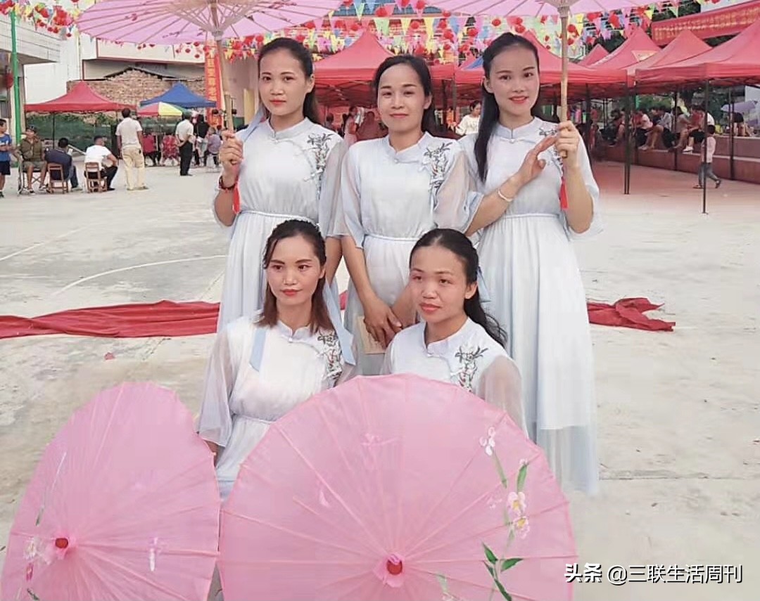 女子干完农活在田埂上跳古典舞,在家跳古典舞的女人