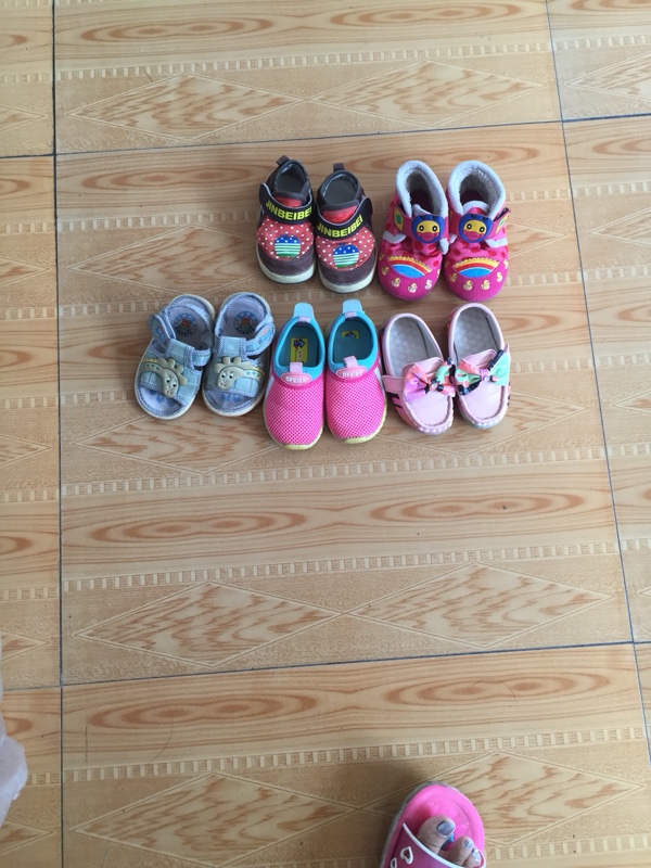 究竟该不该给孩子买大一码的鞋子,孩子穿大一点的鞋好还是小的好