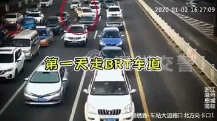 无证驾驶被拦闹市疯狂冲卡,女司机夜晚冲卡被交警围追