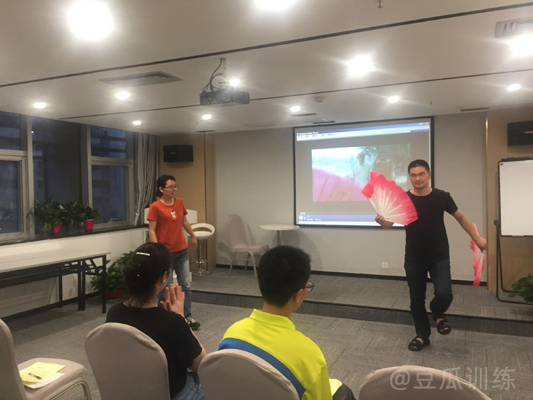 开会说话紧张恐惧怎么克服,一上台就紧张说话颤抖怎么克服