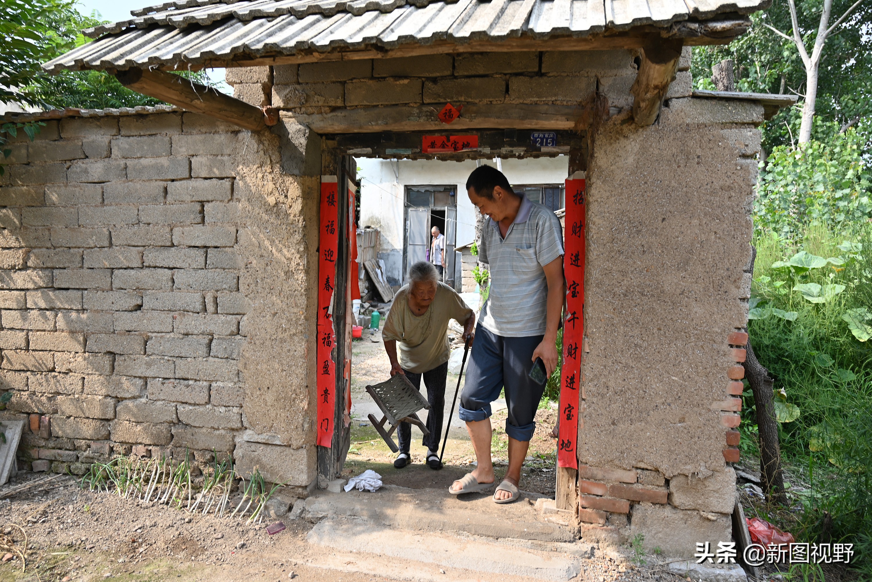 77岁儿子谈长寿经验，100岁母亲插话说出生活秘诀，极具人生智慧