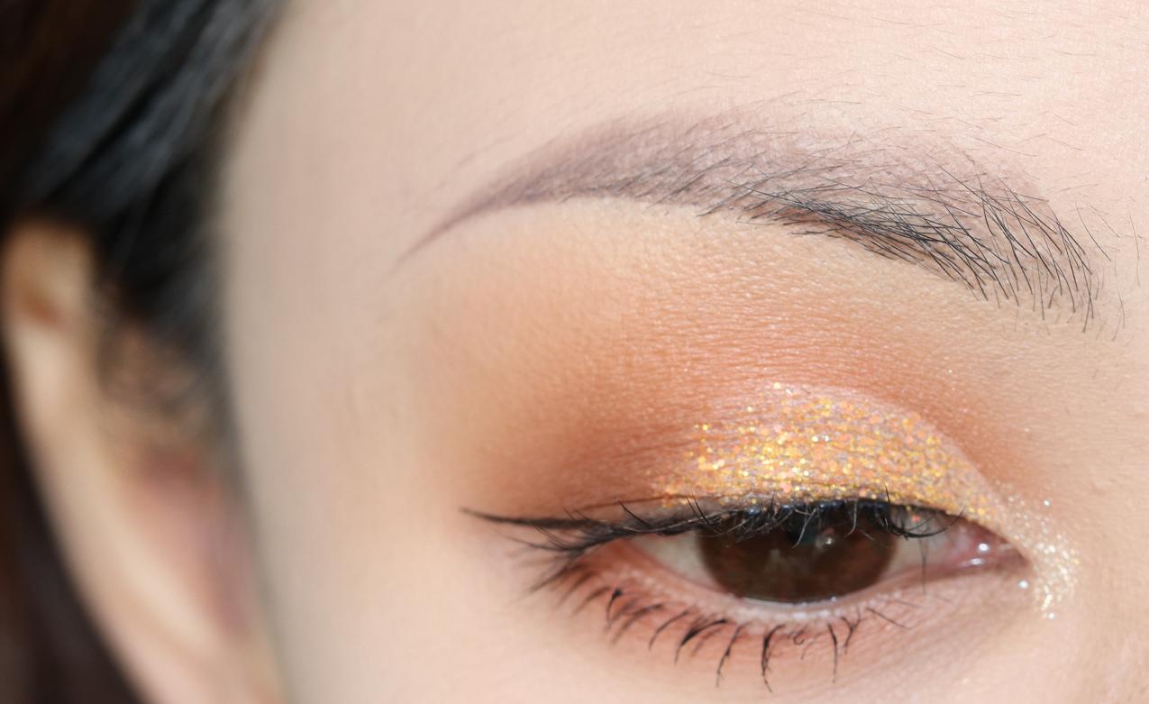 怎样通过化妆让眼睛变大,化妆遮眼袋放大双眼