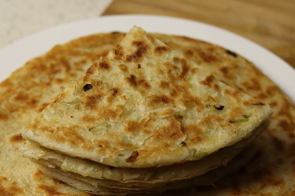 葱油饼的基本步骤和注意事项,正宗酥脆葱油饼做法教程