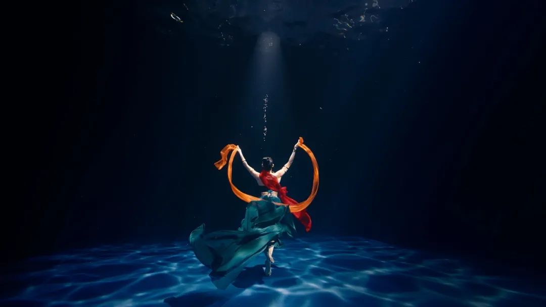 何灏浩：水中*物尤**，人间女神