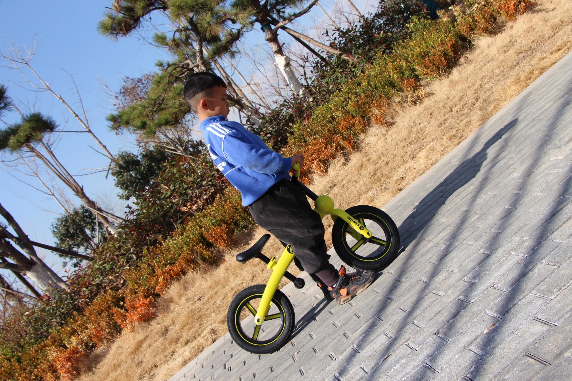 萌娃骑平衡车的视频,萌娃运动平衡车