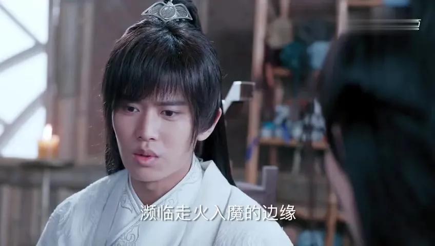 厚刘海和稀刘海哪个好看,厚刘海和八字刘海