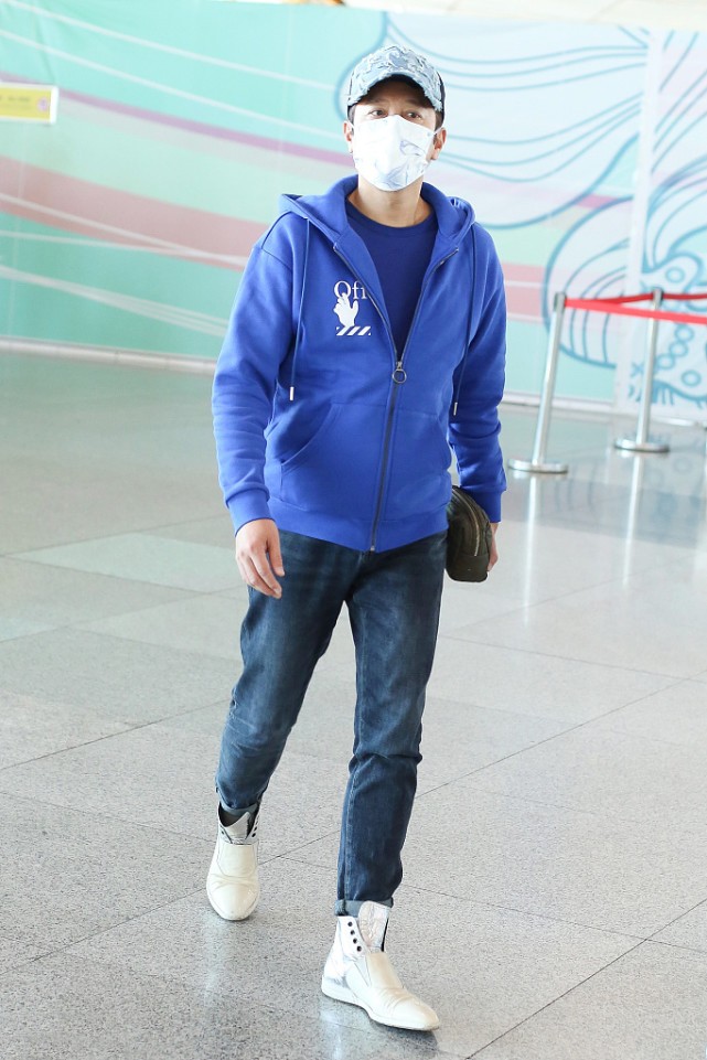 蔡国庆夹克搭配图片,蔡国庆春秋土黄色裤子穿搭