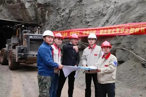 身份低微的采矿工程师,在国外却是炙手可热,甚至当上了总统