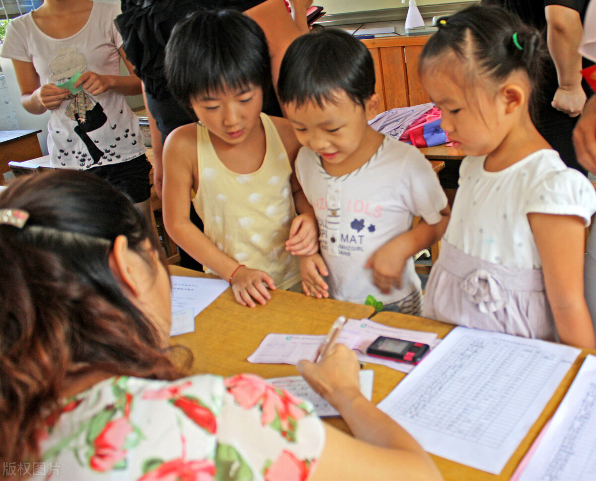 如何教育孩子与同桌相处,小孩和同桌闹矛盾怎么跟家长沟通