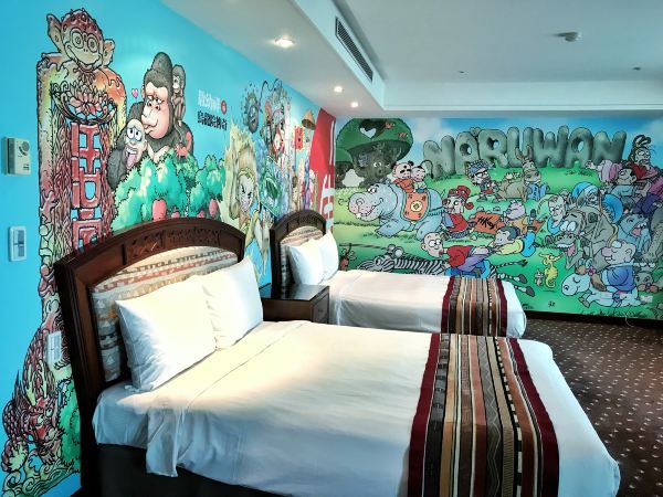 这家酒店有全台唯一「乌龙院主题房」,还能在馆内开赛车