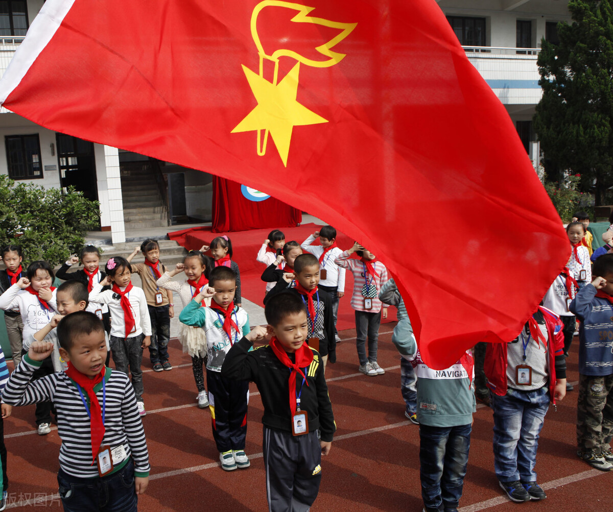 少先队员队名队旗队徽介绍视频,建队节校长发言稿