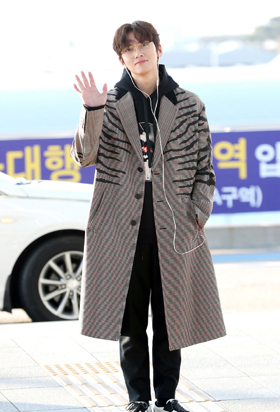 池昌旭黑色冲锋衣,池昌旭纯黑西装