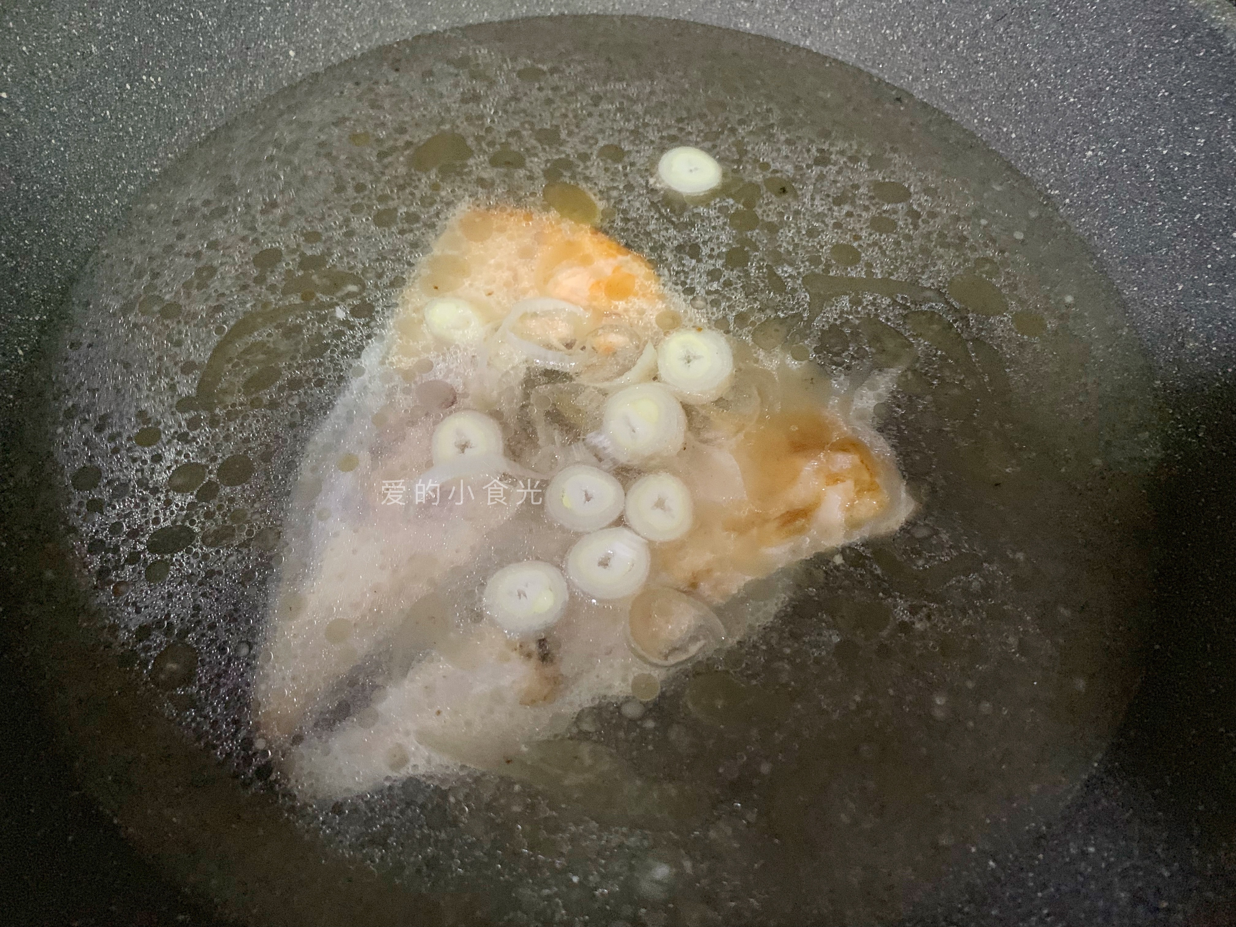 三文鱼头怎么做好吃？我加一勺它做成汤，比酒店厨师长做的还美味