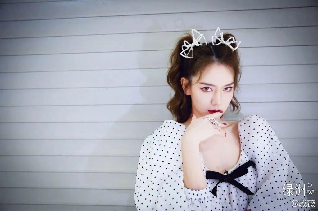 虞书欣说蝴蝶结是她的标志,虞书欣戴发箍