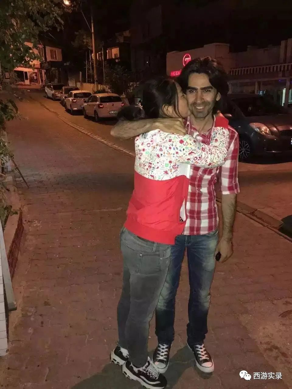 她和我从上海开车进中东后,爱上伊朗人就逃跑,还为他失恋和自杀