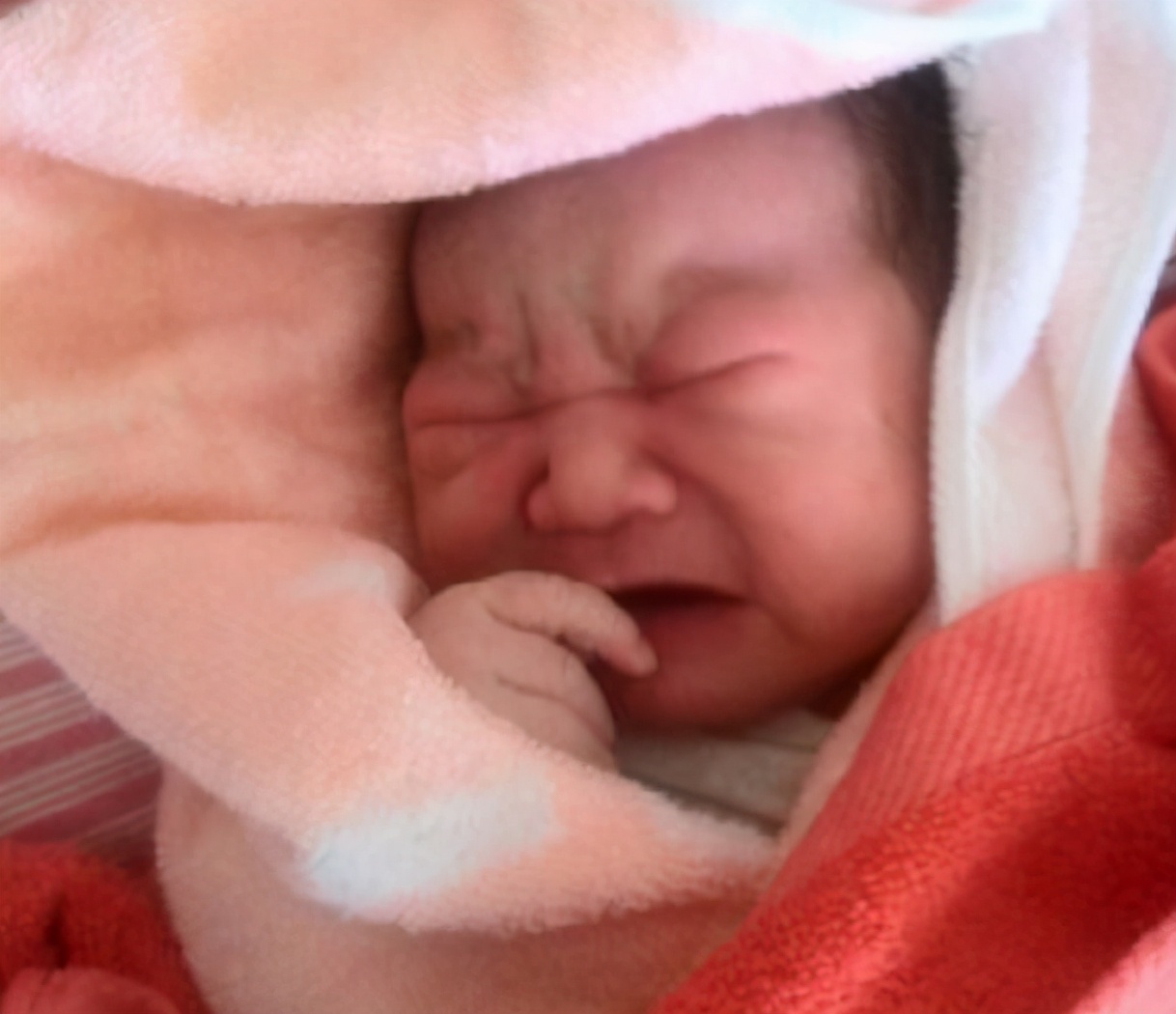 宝宝银手镯戴了两个月变成黑色,6个月婴儿戴银手镯越来越亮视频