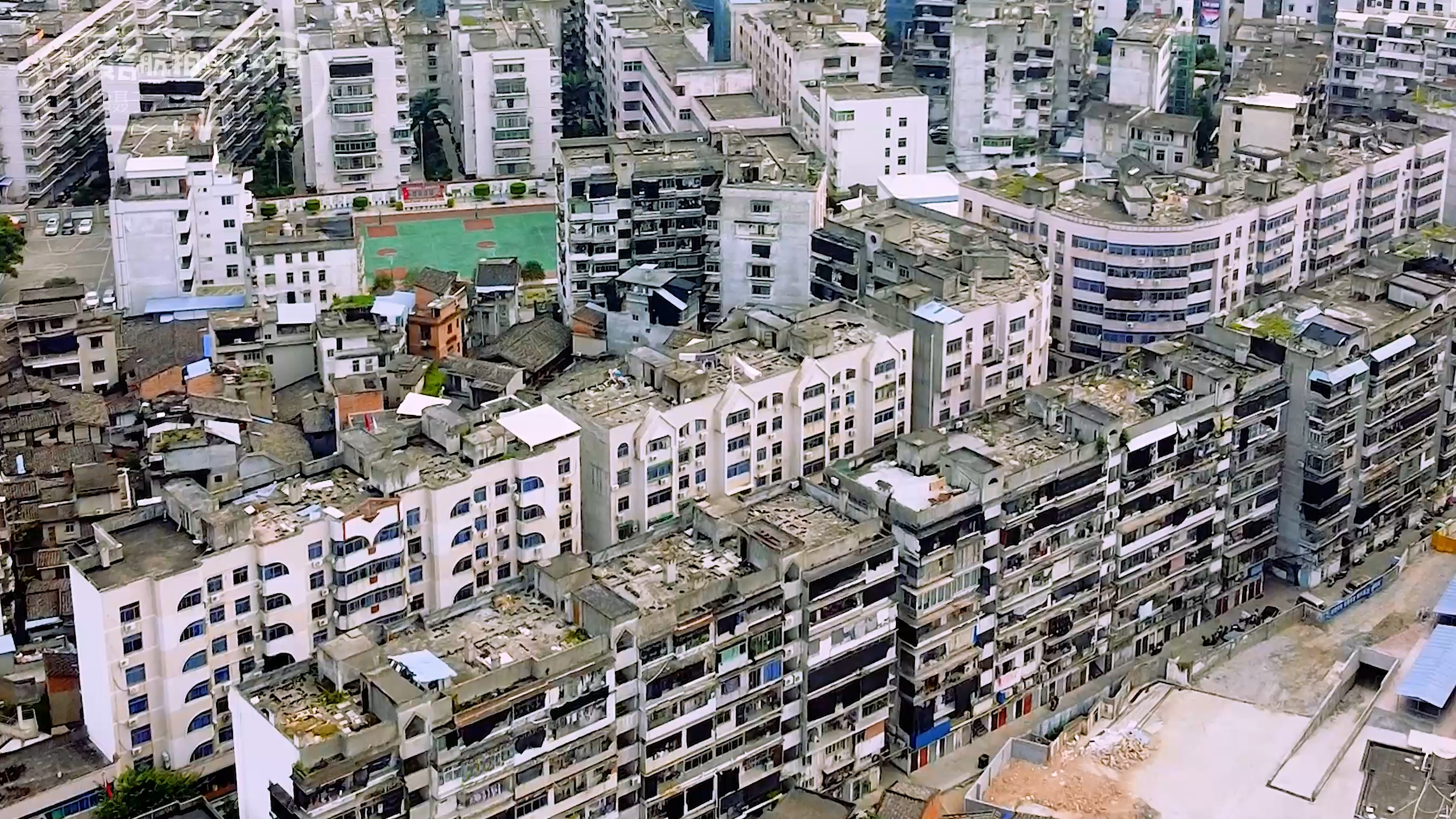 罗源这个小区的面积比城市还要大海景及高铁傍身却依旧空空荡荡